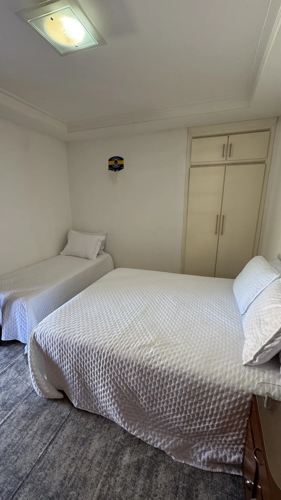 Quarto com cama de casal e cama de solteiro