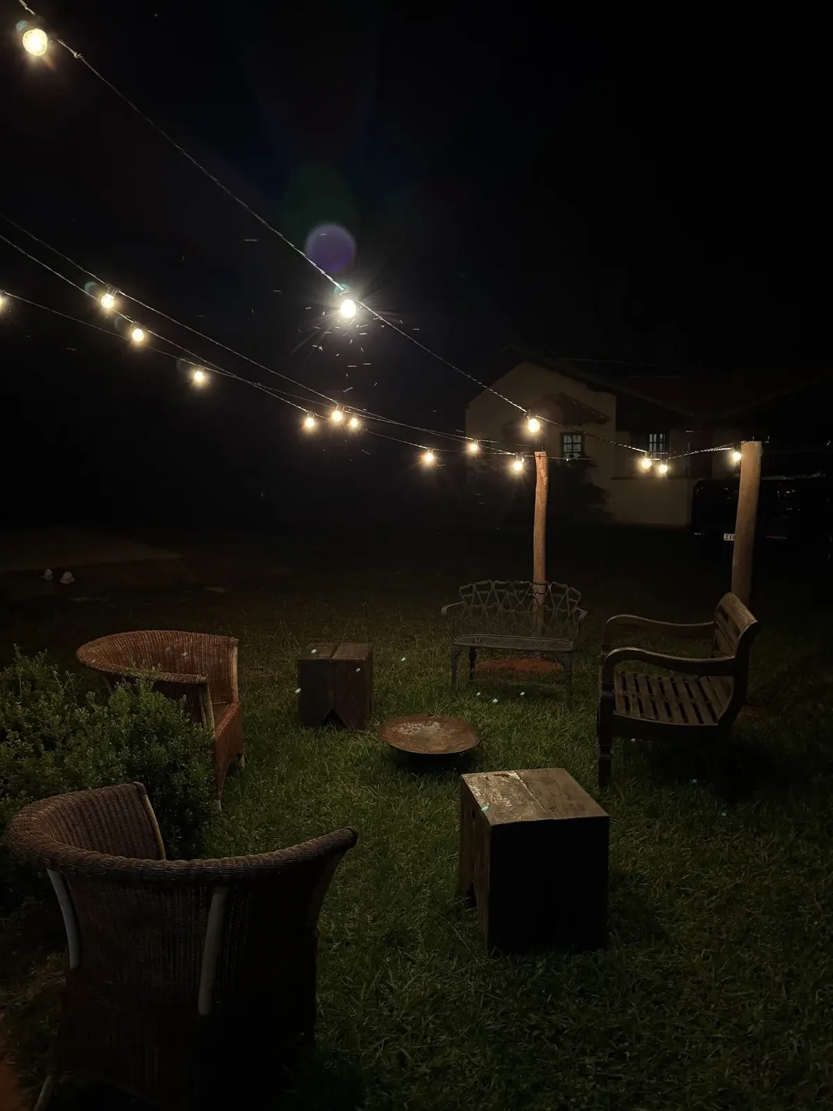 Área externa iluminada do Refúgio do Cuscuzeiro em Analândia