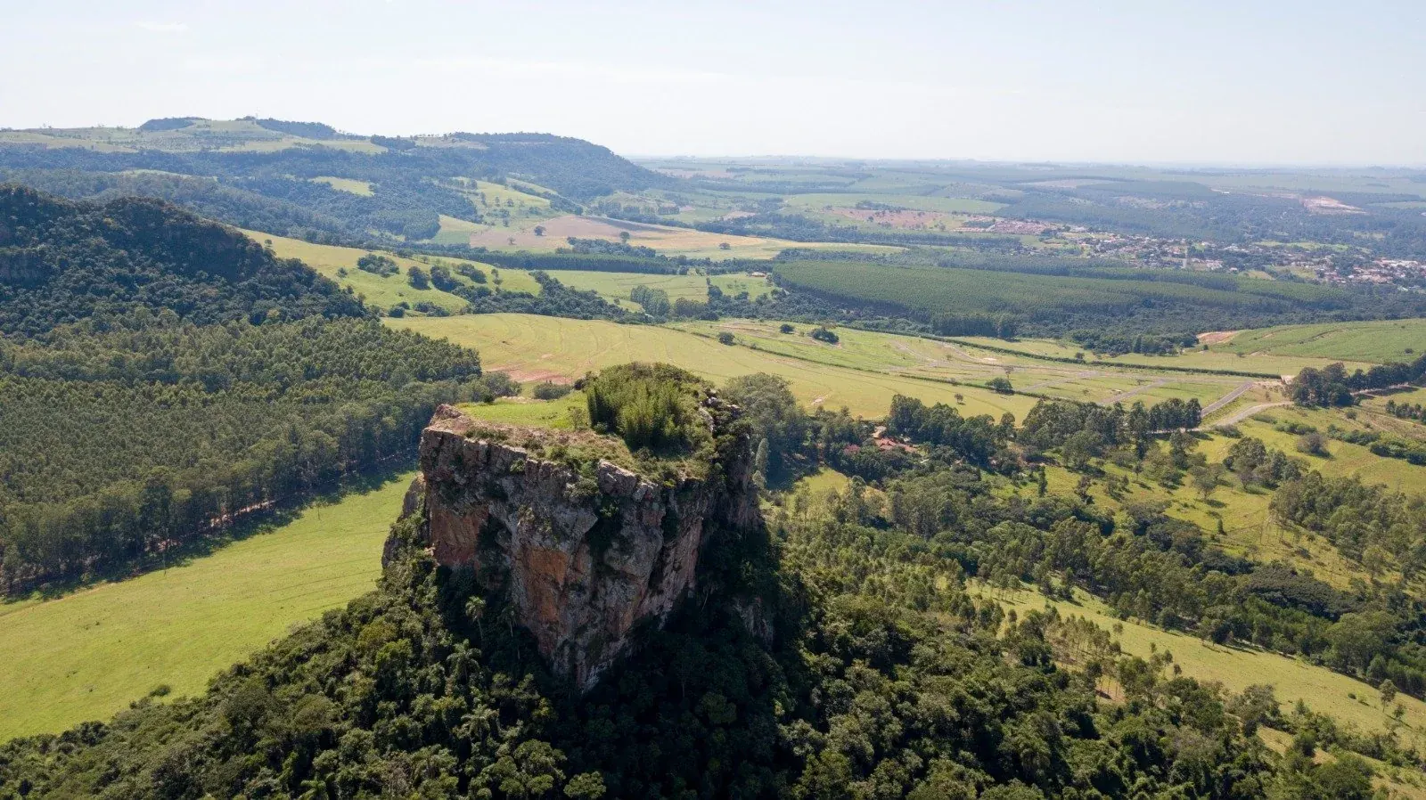 Pedra do Cuscuzeiro entre a vegetação de Analândia